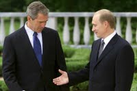 Die ehemaligen Chefs der USA und Russlands vor einem Handschlag