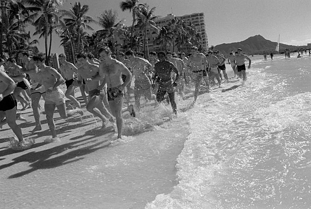 "Jogging on Waikiki Beach" (Bild: Lono Kollars für die U.S. Air Force)