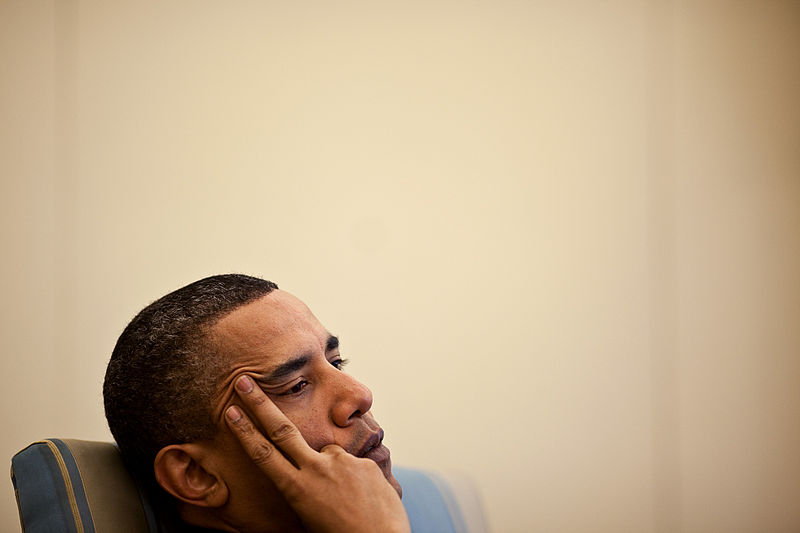 Barack Obama listening intently during a meeting in the Oval Office with his senior advisors (Foto: White House, Pete Souza, 2010)