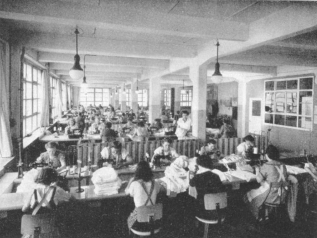 Fabriksarbeit (Bild: Hasana J. Hakenmüller Textilfabrik, Wikipedia)
